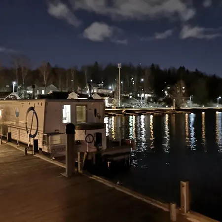 Laivamajoitukset Boat House *