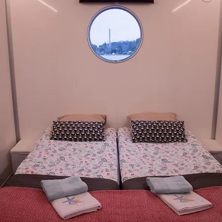 Boat House Ботель *